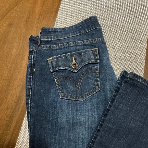 Levi’s 526 Slender Bootcut Jeans - Picture 3 of 9